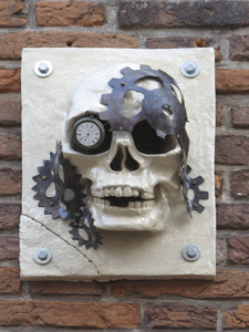 905165 Afbeelding van een gevelsteen met een 'futuristische' schedel op de voorgevel van het studentenhuis Pieterstraat ...